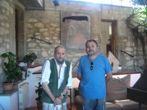O pintor con Xaquín Agulla no seu estudo de Armenteira